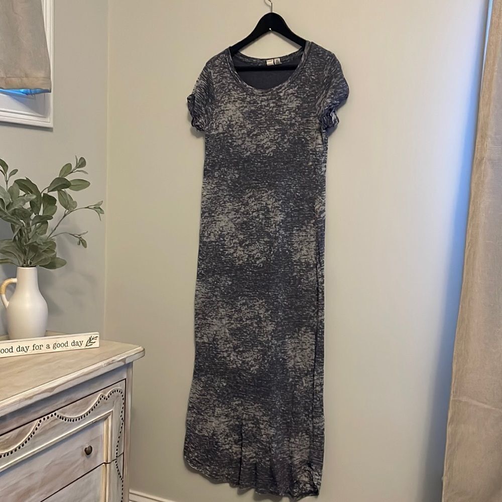 Artisan NY Maxi Dress. T-Shirt Style. Size Small. Slate blue,‎ gray, white